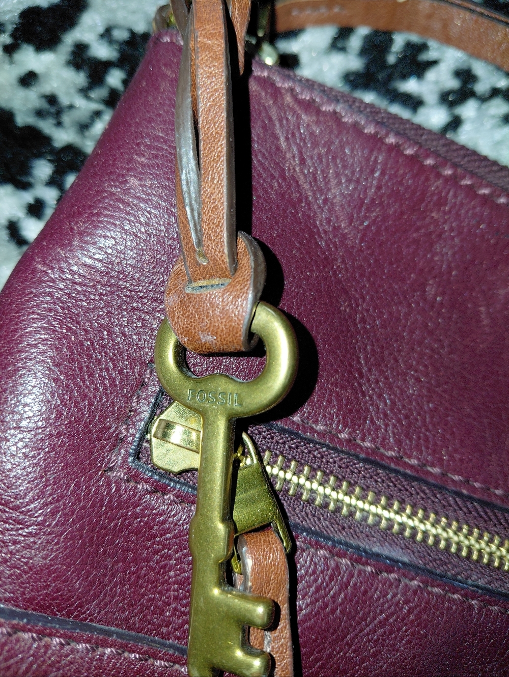 Fossil Fiona Small Crossbody Bag Wine Burgundy Leather Gold Key Charm Gec View 5